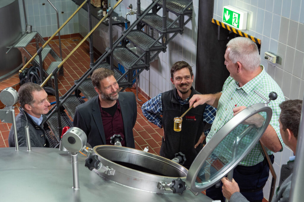 Der Braumeister am Braukessel