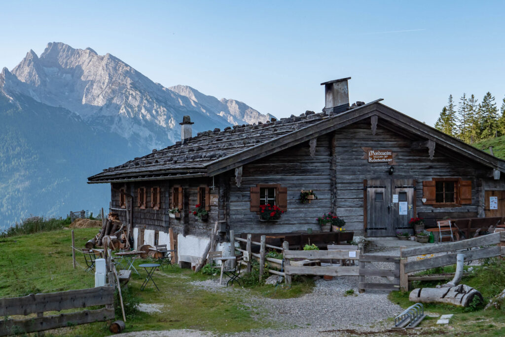 Mordaualm mit Hochkalter im Hintergrund