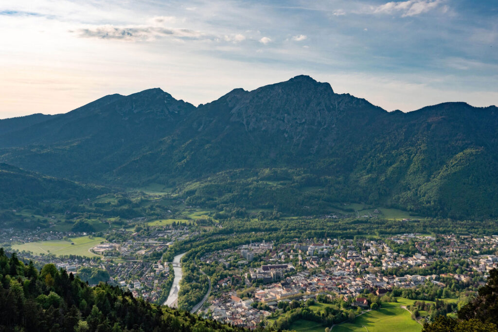 Blick auf Bad Reichenhall mit Berg im Hintergrund