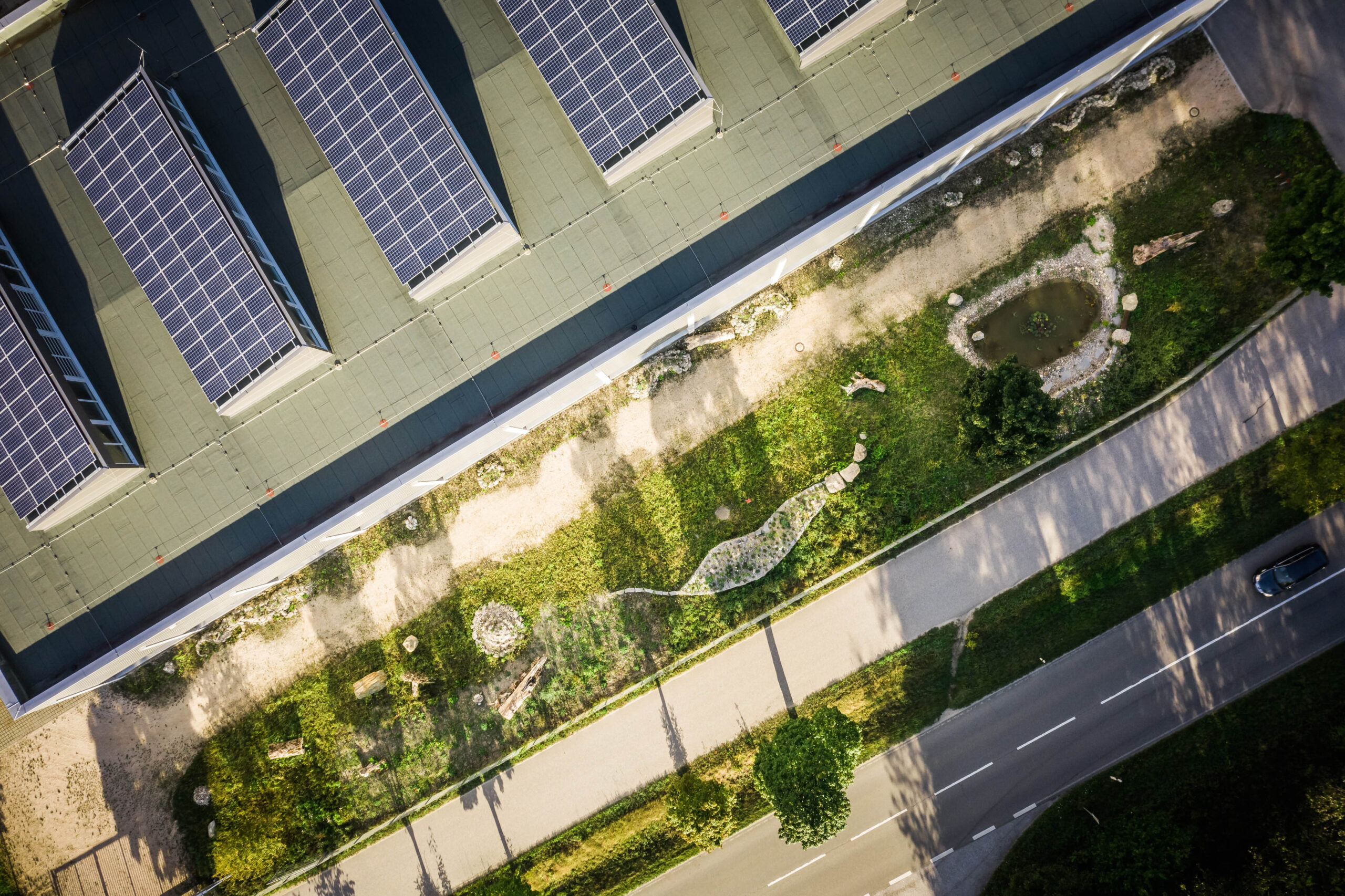 Vogelperspektive von einem Gebäude mit naturnahem Außengelände