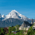 Kirche von Berchtesgaden mit Watzmann im Hintergrund