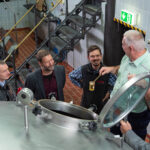 Braumeister am Braukessel