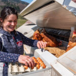 Steffi Kamml vom Biohof Kamml nimmt Biosphären-Eier aus dem mobilen Hüherstall