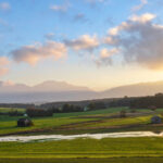 Blick über das Haarmoos zum Hochstaufen