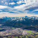Blick vom Hochstaufen über Bad Reichenhall auf die Berchtesgadener Alpen