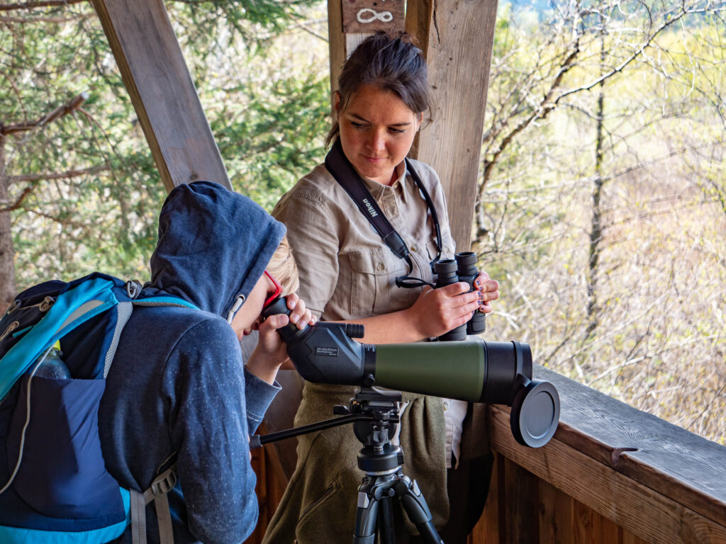 Biosphären-Ranger mit Schulkind