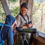 Biosphären-Ranger mit Schulkind