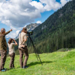 Ranger mit Fernglas am Berg