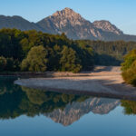 Das Bergmassiv des Hochstaufen spiegelt sich in der Saalach