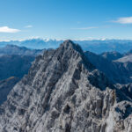 Blick von der Watzmann Mittelspitze über den Watzmanngrat zum Alpenhauptkamm