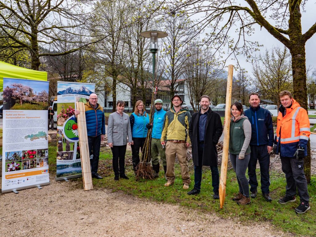Gruppenfoto der Verantwortlichen bei der Obstbaumaktion