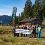Gruppenfoto der Teilnehmer des Almschwendens auf der Lattenbergalm vor dem Almgebäude