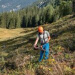 Teilnehmer mit Motorsense beim Almschwenden auf der Lattenbergalm