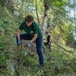 Teilnehmerin beim Almschwenden auf der Lattenbergalm
