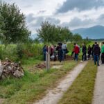 Schüler beim Errichten eines Lesesteinhaufens während einer Freiwilligenaktion