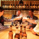 Mitarbeiter der Privatbrauerei Wieninger, der Enzianbrennerei Grassl und der Biosphärenregion verkosten an einem Tisch Proben des Bio Alpen Korn