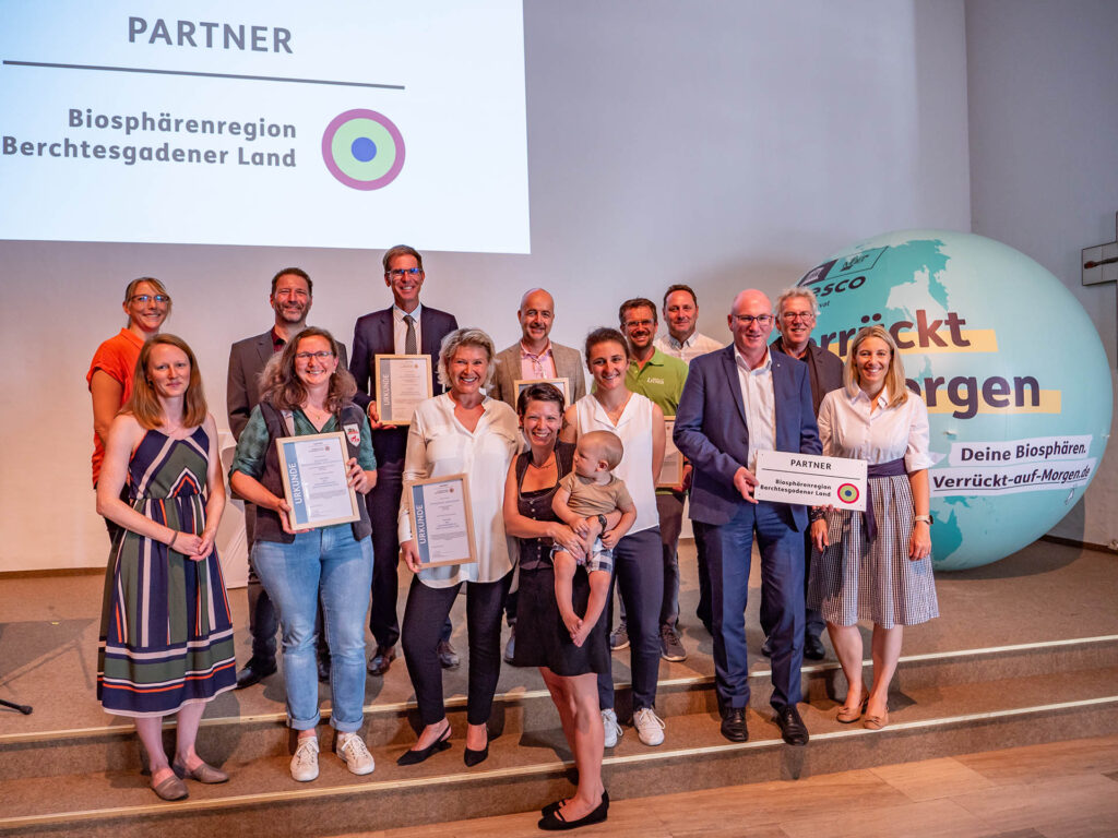 Gruppenbild der Vertreter der Partnerbetriebe bei der Auszeichnungs-Veranstaltung der Partnerbetriebe