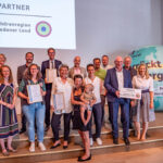 Gruppenbild der Vertreter der Partnerbetriebe bei der Auszeichnungs-Veranstaltung der Partnerbetriebe