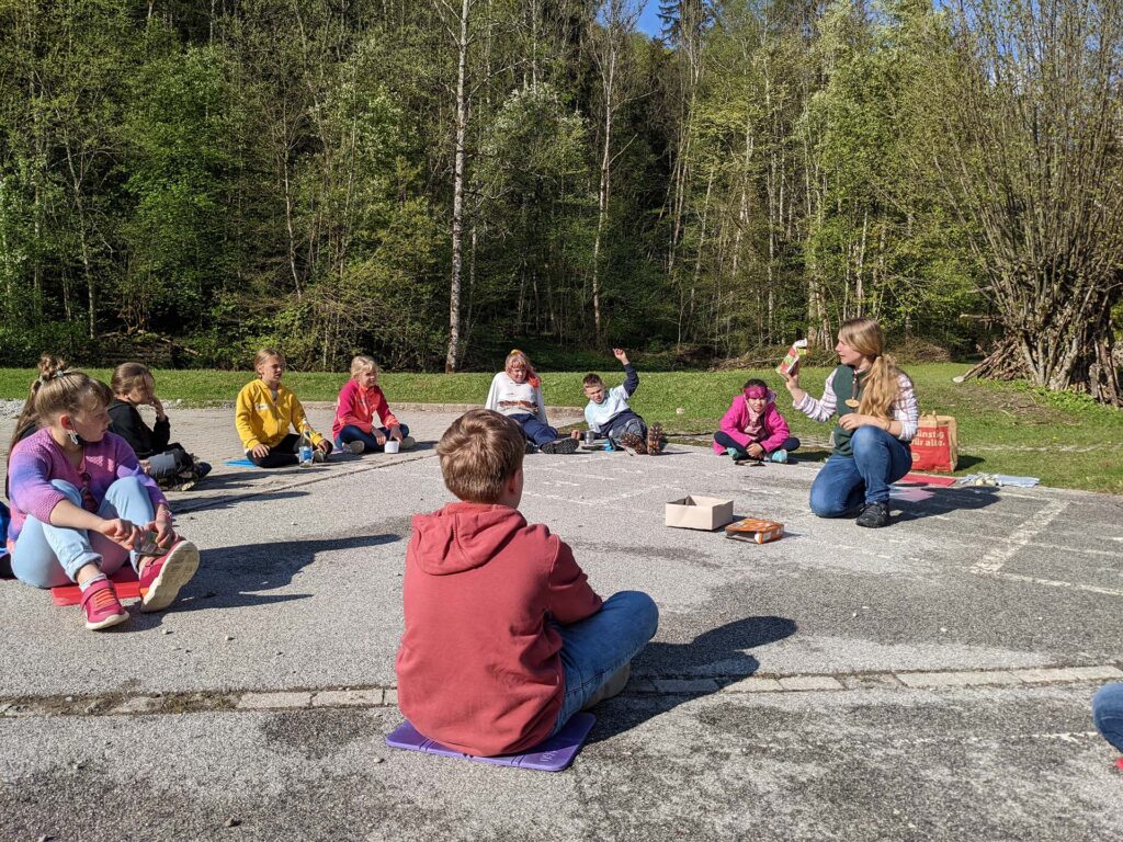 Schulkinder im Sitzkreis während einer Bildungsveranstaltung