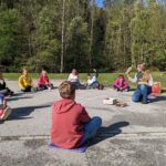 Schulkinder im Sitzkreis während einer Bildungsveranstaltung