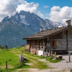 Mordaualm mit dem Bergmassiv des Hochkalter im Hintergrund
