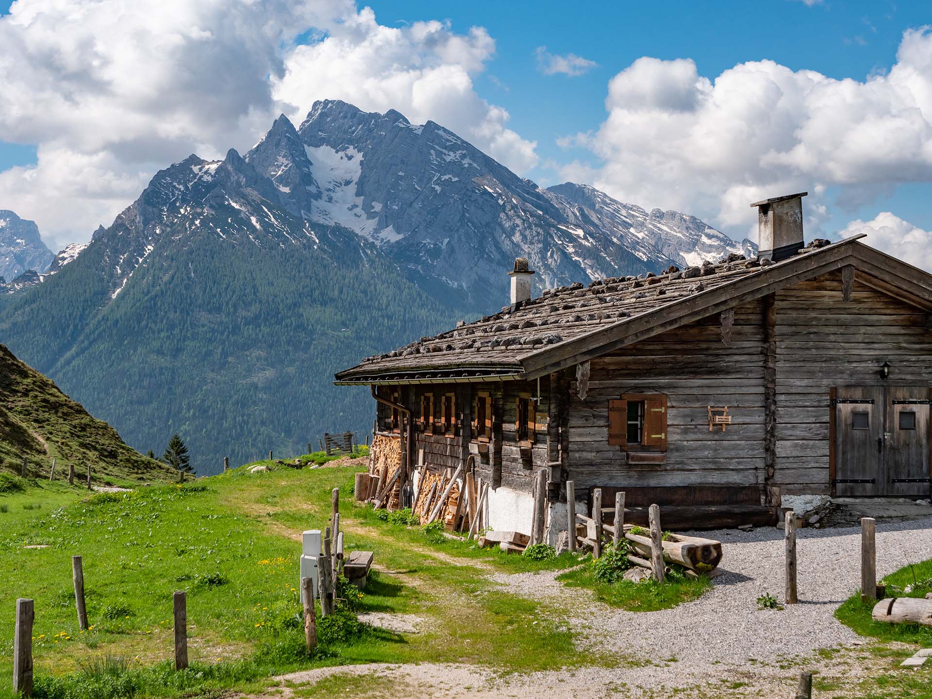 Mordaualm mit dem Bergmassiv des Hochkalter im Hintergrund