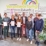Gruppenbild mit Schülern und Lehrern bei der Auszeichnung des Rottmayr-Gymnasiums Laufen als Partnerschule
