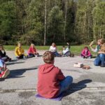 Schulklasse der Grundschule Ramsau während einer Bildungsveranstaltung im Sitzkreis