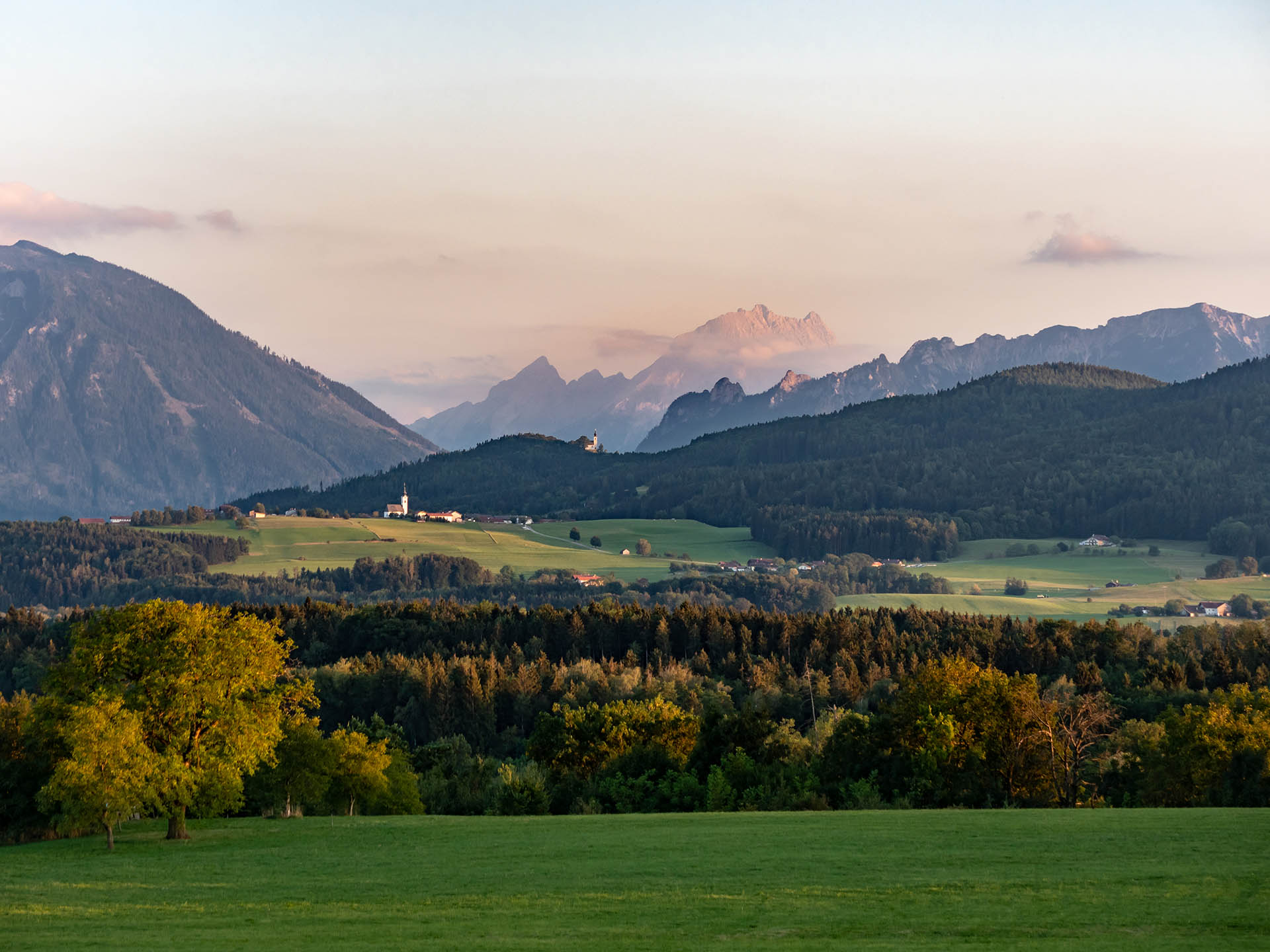Blick von Sillersdorf über die Biosphärenregion zum Watzmann