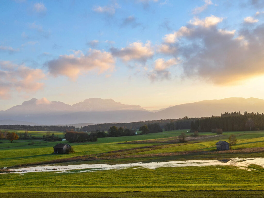 Abendlicher Blick über das Haarmoos zum Hochstaufen
