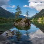 Felsblock mit einzelnen Bäumen im malerischen Hintersee