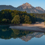 Deas Bergmassiv des Hochstaufen spiegelt sich in der Saalach