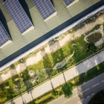 Luftaufnahme des naturnahen Außengeländes des Partnerbetriebs HÖRL Kunststofftechnik GmbH & Co. KG