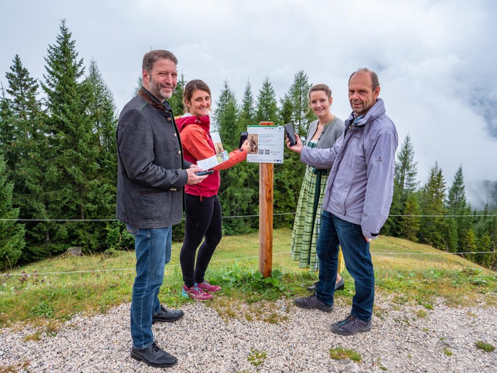 Gruppenbild bei der Eröffnung der Biosphären-Drehscheibe Ramsau