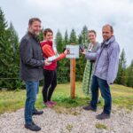 Gruppenbild bei der Eröffnung der Biosphären-Drehscheibe Ramsau
