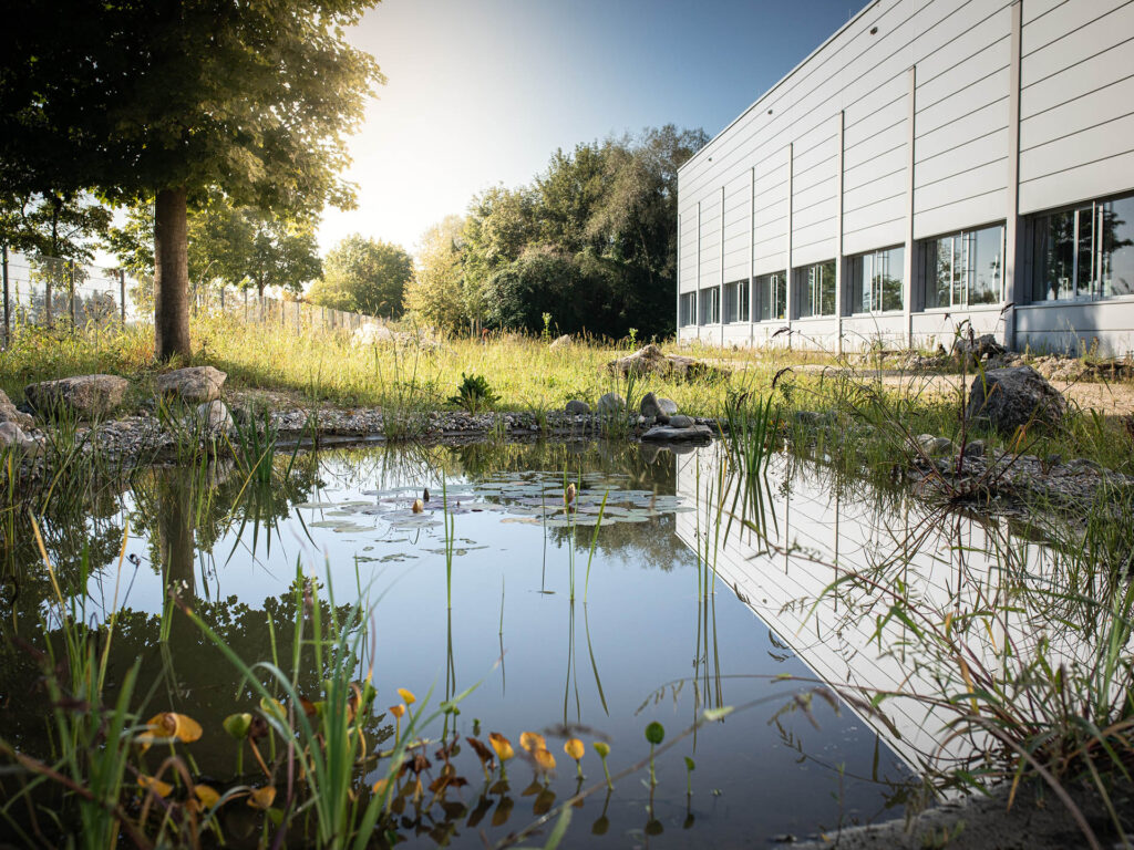 Naturnah gestaltetes Außengelände eines Betriebs