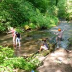 Spielende Kinder im Bachbett