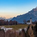 Blick über die Kirche am Högl ins winterliche Gebirge