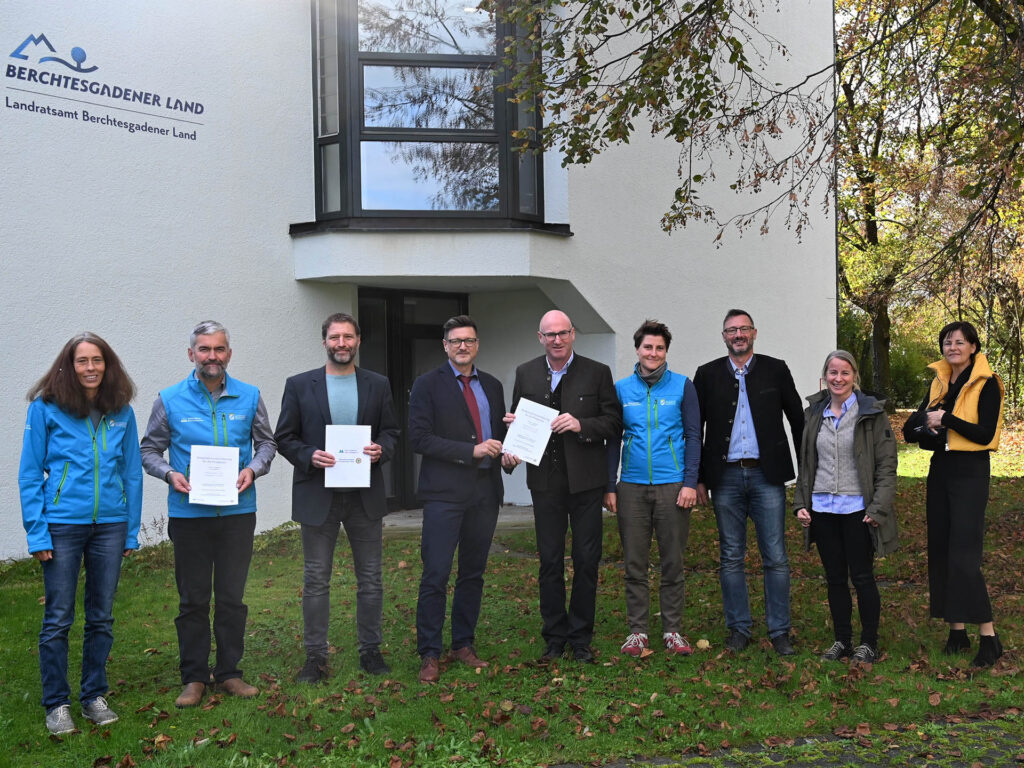Gruppenfoto bei der Auszeichnung zur Nationalpark- und Biosphärenschule