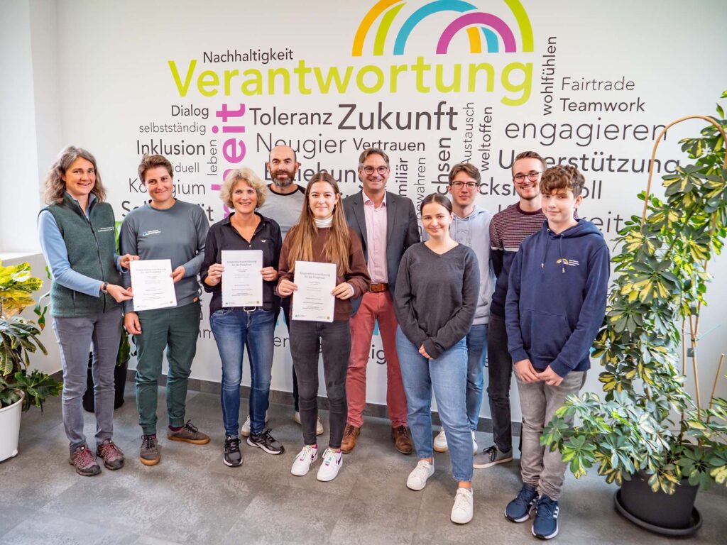 Gruppenfoto mit Schülern und Lehrern bei der Auszeichnung zur Partnerschule