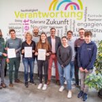 Gruppenfoto mit Schülern und Lehrern bei der Auszeichnung zur Partnerschule