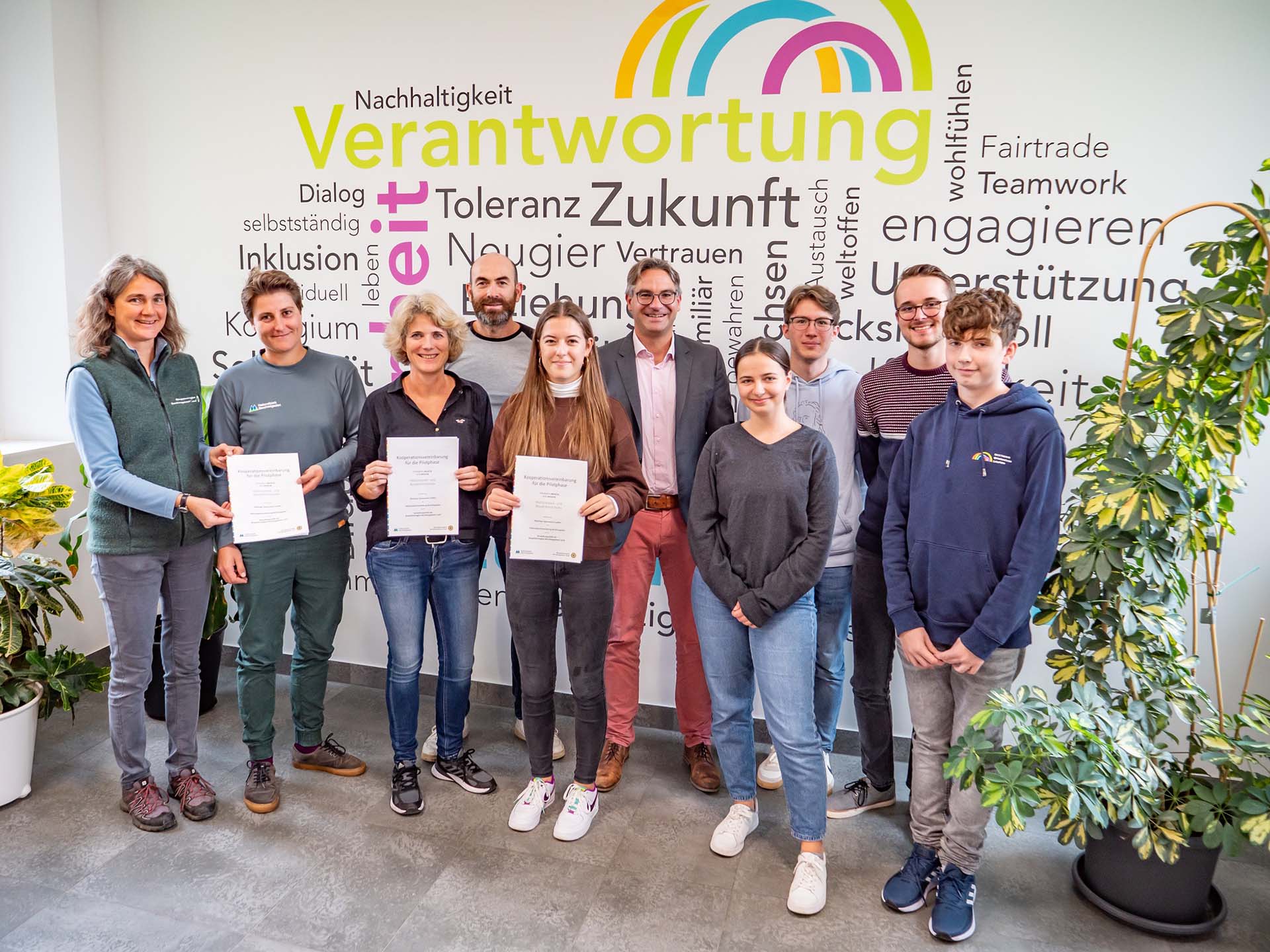 Gruppenfoto mit Schülern und Lehrern bei der Auszeichnung zur Partnerschule