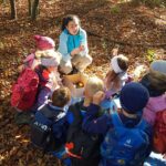 Grundschüler auf einer Exkursion im Wald