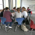Teilnehmer des Workshops der Partnerschulen sitzen im Klassenraum