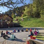 Schulkinder der Grundschule Ramsau während einer Bildungsveranstaltung im Sitzkreis
