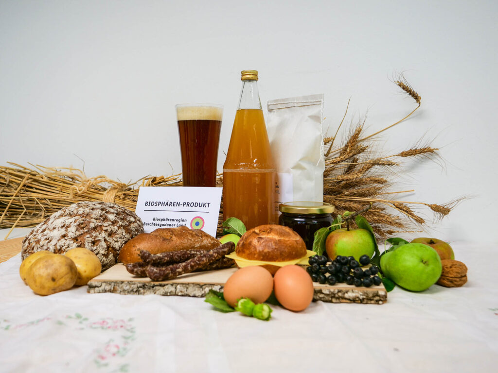 Diverse Biosphären-Produkte auf einem Tisch mit Produkt-Zertifikat