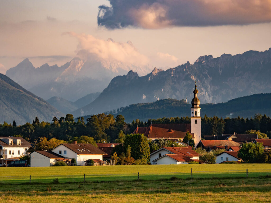 Blick über die Kirche von Saaldorf zum Watzmann