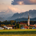 Blick über die Kirche von Saaldorf zum Watzmann