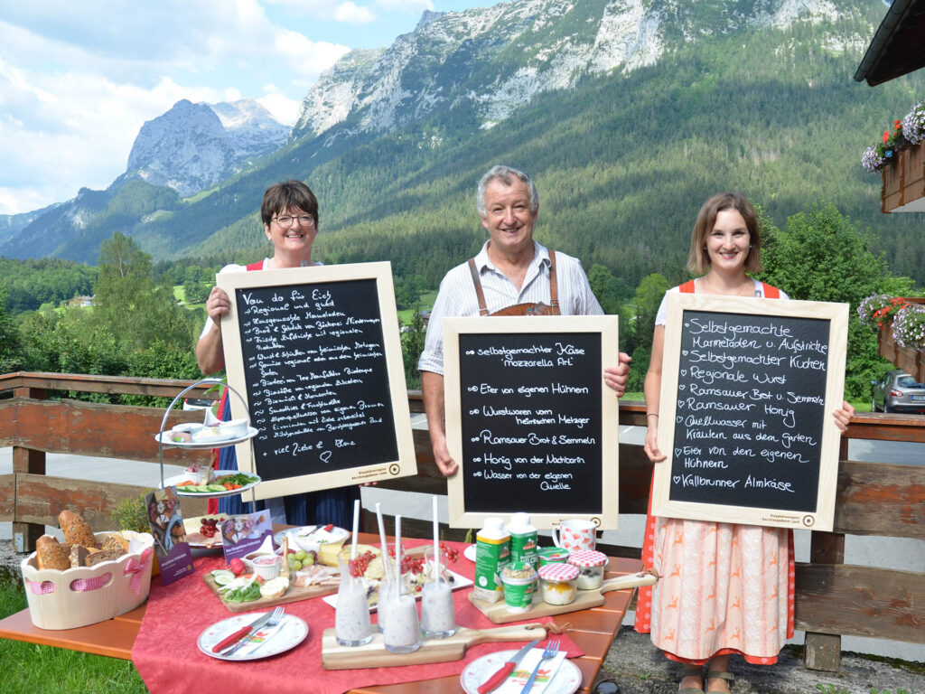 Gruppenfoto der Gastgeber mit Biosphären-Frühstück