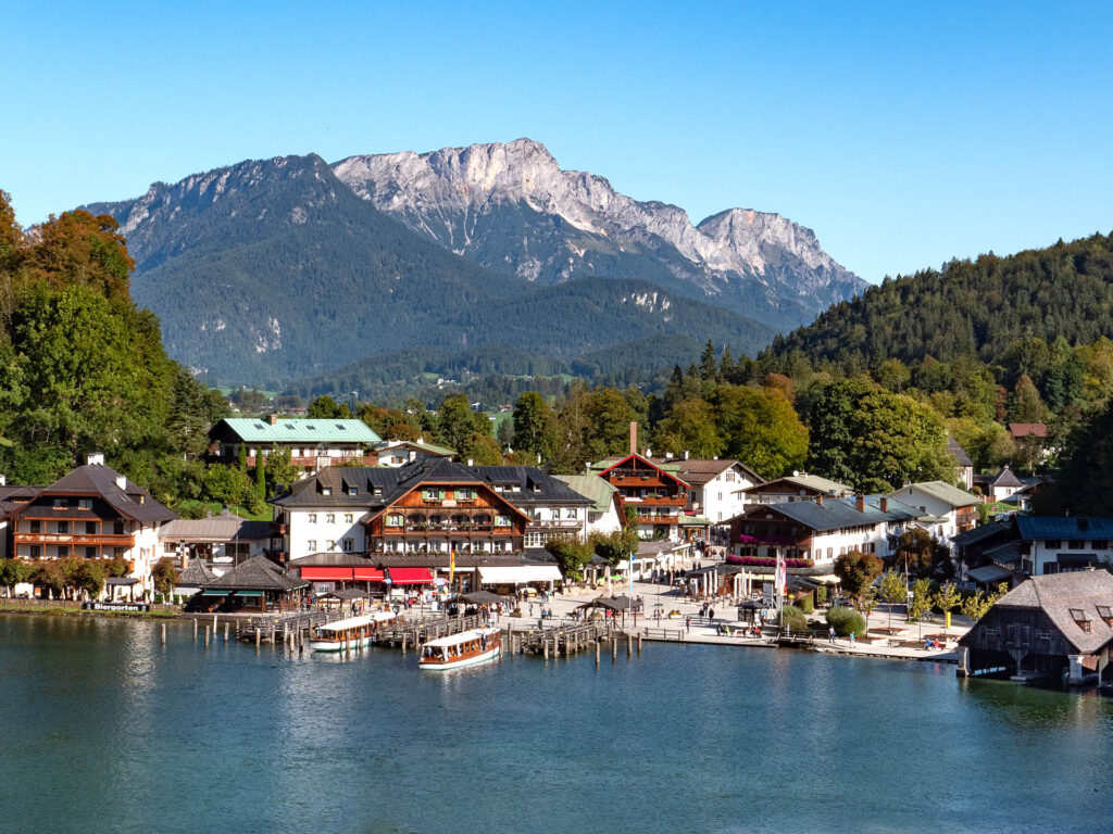 Blick über die Schiffsanlegestelle am Königssee zum Untersberg